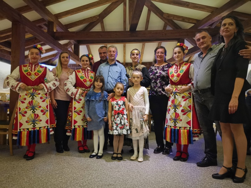 Folklorna programa s narodna pevitsa i tantsyori